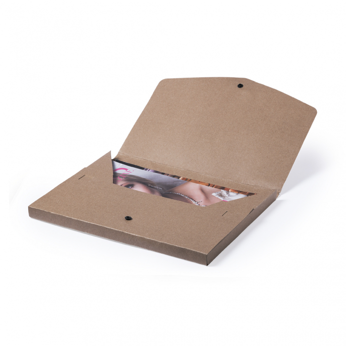Portadocumentos Damany en resistente cartón reciclado de acabado rígido con cierre de corchete en solapa. Porta documentos promocionales personalizados. Regalos de empresa y corporativos personalizados