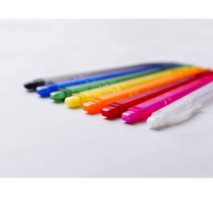 Bolígrafo Dafnel con cuerpo rectangular de acabado translúcido monocolor. Bolígrafos baratos promocionales personalizados. Regalos de empresa y corporativos personalizados