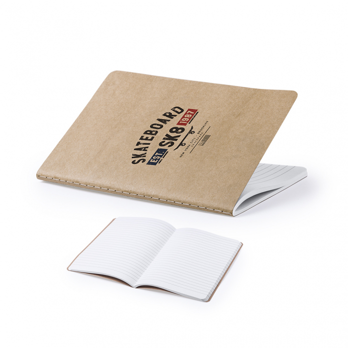 Libreta Zurix con tapas de cartón reciclado y acabado cosido a juego en el lomo. Libretas cosidas promocionales personalizadas. Regalos de empresa y corporativos personalizados