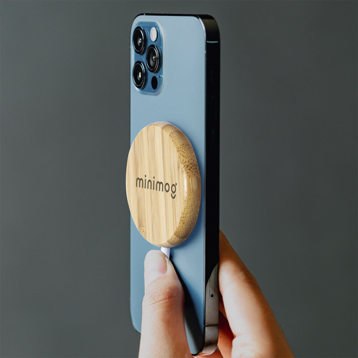 Cargador Hatawey inalámbrico magnético 10W de línea nature, con carcasa fabricada en resistente bambú. Cargadores inalámbricos para móviles promocionales personalizados. Regalos de empresa y corporativos personalizados.