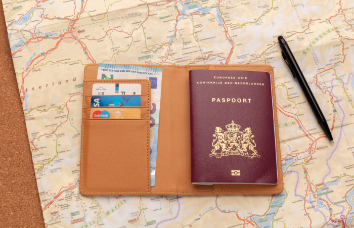 Cartera pasaporte RFID de corcho. Carteras pasaportes de corcho promocionales personalizadas. Regalos de empresa y corporativos personalizados.