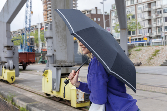 Mini paraguas RPET reflectante 190T Impact AWARE ™. Paraguas plegables con tira reflectante promocionales personalizados. Regalos de empresa y corporativos personalizados.
