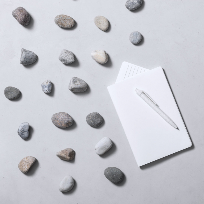 Libreta Quantum de línea nature fabricada a base de extractos de piedra, en elegante acabado de color blanco. Libretas ecológicas promocionales personalizadas. Regalos de empresa y corporativos personalizados.