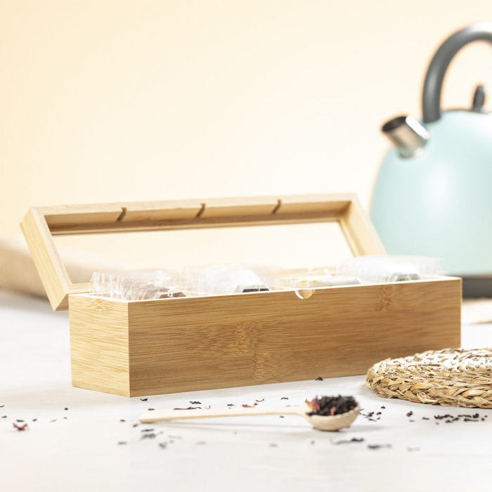 Caja Té Zirkony para té de línea nature, fabricada en bambú, con cristal en tapa. Incluye 4 compartimentos para almacenar distintos tipos de té. Cajas de te promocionales personalizadas. Regalos de empresa y corporativos personalizados