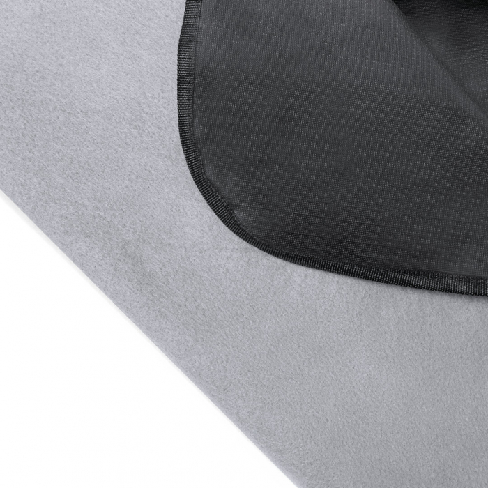 Manta Picnic Pirsoy premium fabricada en resistente poliéster RPET de 160g/m2 y acabado en gris. Mantas promocionales personalizadas. Regalos de empresa y corporativos personalizados