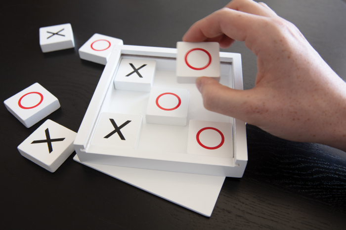 Juego Tic Tac Toe Deluxe. Juegos tres en raya de madera promocionales personalizados. Regalos de empresa y corporativos personalizados.