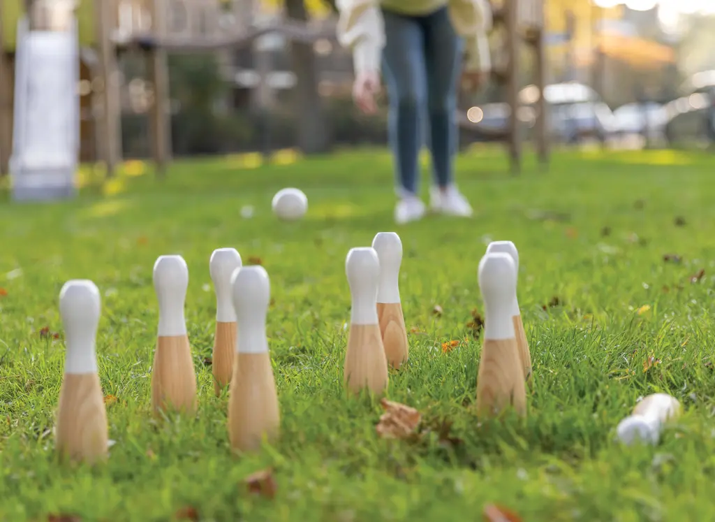 Juego de bolos personalizados con logo para empresas fabricados en madera