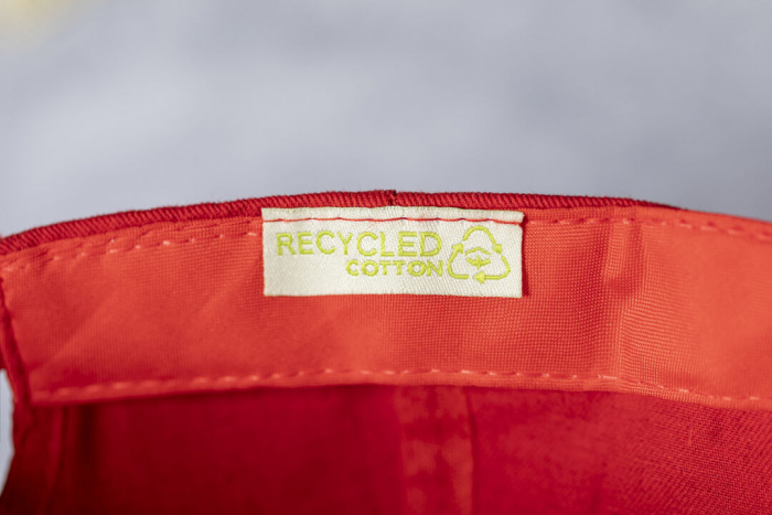 Gorra Pickot de línea nature de 5 paneles, fabricada en combinación de algodón reciclado y poliéster reciclado. Gorras algodón reciclado promocionales personalizadas. Regalos de empresa y corporativos personalizados.