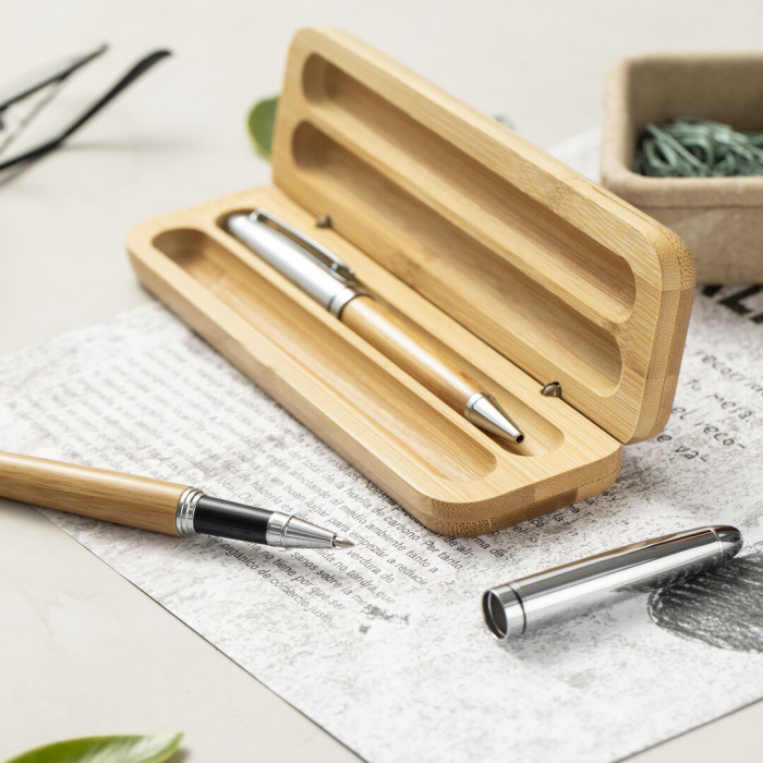 Set Notium de bolígrafo y roller de línea nature. Sets escritura bambú y metal promocionales personalizados. Regalos de empresa y corporativos personalizados