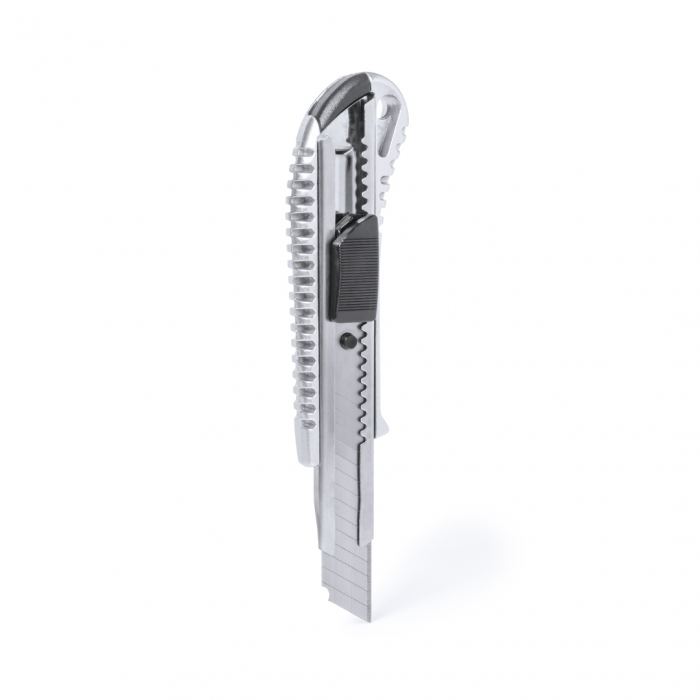 Cutter Gruesly en combinación de materiales acero inox y aluminio con cuchilla ancha y mango ergonómico troquelado. Cutters promocionales personalizados. Regalos de empresa y corporativos personalizados.