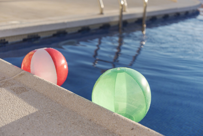Balón Zeusty inflable de PVC con diseño bicolor en combinación de paneles blancos y transparentes en vivos colores. Balones playa promocionales personalizados. Regalos de empresa y corporativos personalizados