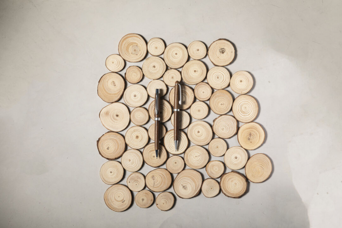 Bolígrafo Lobart de línea nature con cuerpo en madera de nogal veteada. Bolígrafos madera promocionales personalizados. Regalos de empresa y corporativos personalizados