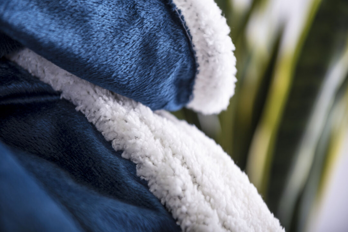 Manta Lerten diseño bicolor de 125x160cm. Mantas invierno promocionales personalizadas. Regalos de empresa y corporativos personalizados