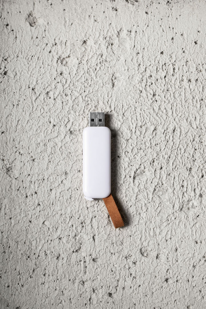 Memoria USB Zilak 16Gb de capacidad con diseño minimalista en color blanco. Memorias usb promocionales personalizadas. Regalos de empresa y corporativos personalizados