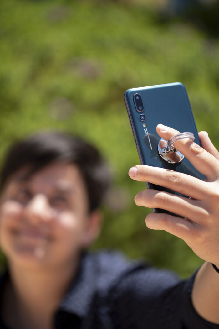 Soporte Atosh selfie en metal cromado para smartphone. Soportes para móviles promocionales personalizados. Regalos de empresa y corporativos personalizados