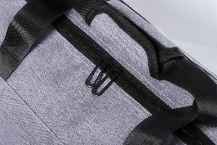 Bolso Lutux multiusos en resistente poliéster 600D denim y desenfadado diseño bicolor, con cuerpo en gris y detalles en negro. Bolsos multiusos promocionales personalizados. Regalos de empresa y corporativos personalizados