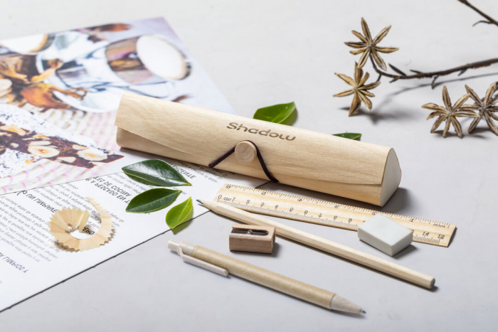 Estuche Palermo de línea nature fabricado en madera, con cinta elástica de cierre. 5 accesorios incluidos. Estuches colegio promocionales personalizados. Regalos de empresa y corporativos personalizados.