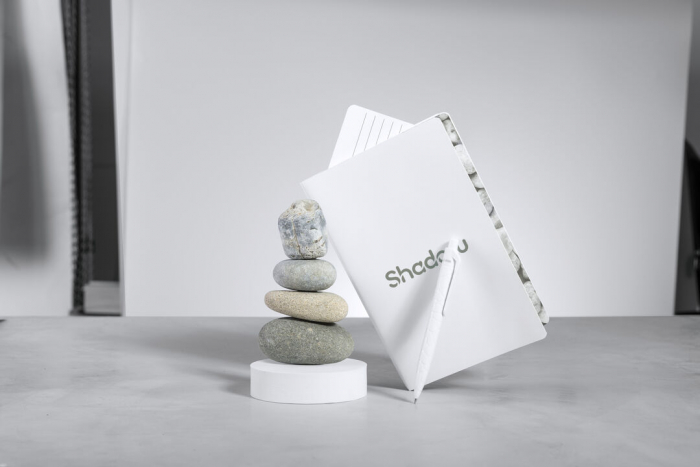 Libreta Quantum de línea nature fabricada a base de extractos de piedra, en elegante acabado de color blanco. Libretas ecológicas promocionales personalizadas. Regalos de empresa y corporativos personalizados.