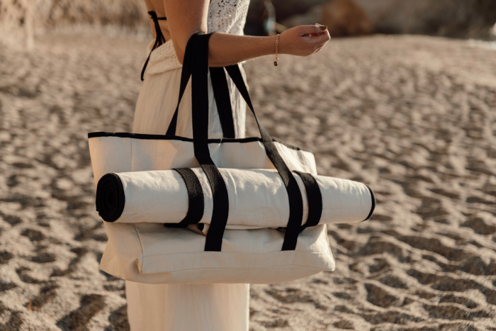 Bolsa de playa VINGA Volonne AWARE™ de lona reciclada. Bolsas de playa elegantes promocionales personalizadas. Regalos de empresa y corporativos personalizados.